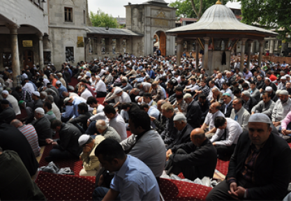 Berat Kandili'nde Camilere Akın