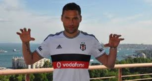 Beşiktaş taraftarından Tosic'e bayraklı protesto