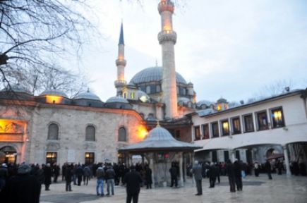 Beylikdüzü Belediyesi,  vatandaşları Eyüp Sultan'a götürdü.