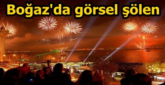 Boğaz'da havai fişek gösterileri nefes kesti