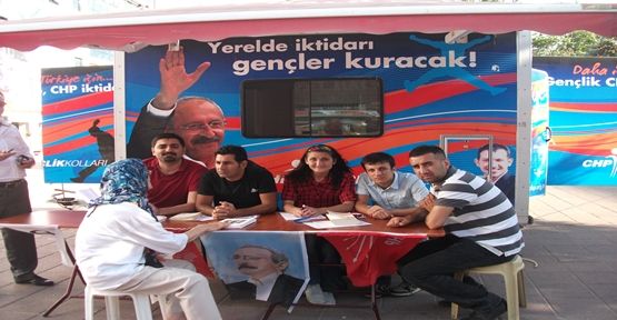 CHP'li gençlik meydanda üye çalışması yaptı.