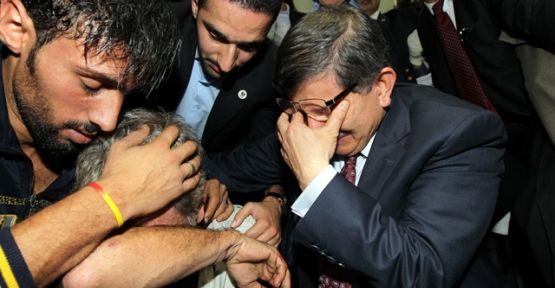 Davutoğlu Gözyaşlarını Tutamadı