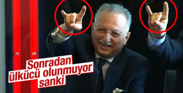 Ekmeleddin İhsanoğlu bozkurt işareti yapamadı