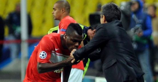 Emenike Kocaman'ın elini öptü