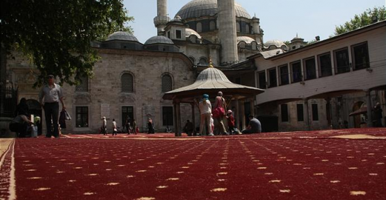 Eyüp Sultan Camii Avlusu Halılarla Kaplandı…