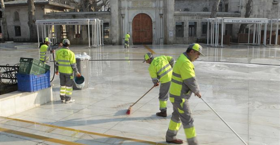 Eyüp Sultan Meydanı’na Günlük Temizlik… 