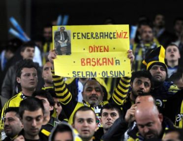 Fenerbahçe tribünlerinden Demirören'e pankart 