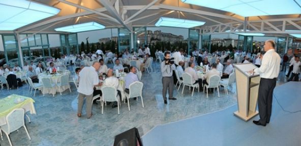 Gaziosmanpaşa Belediyesi siyasi parti temsilcileri ve işadamlarına iftar verdi.