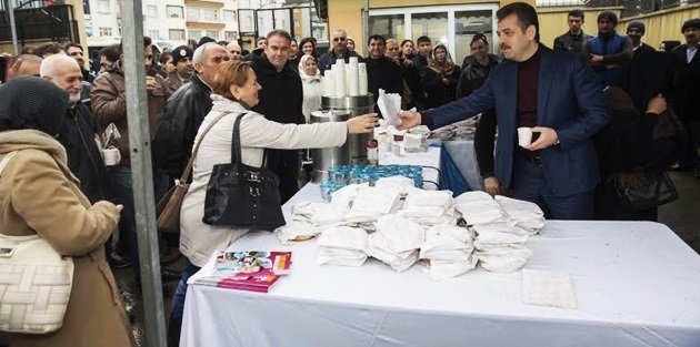 Gaziosmanpaşa Belediyesi'nden YGS öncesi öğrencilere çay ve simit ikramı