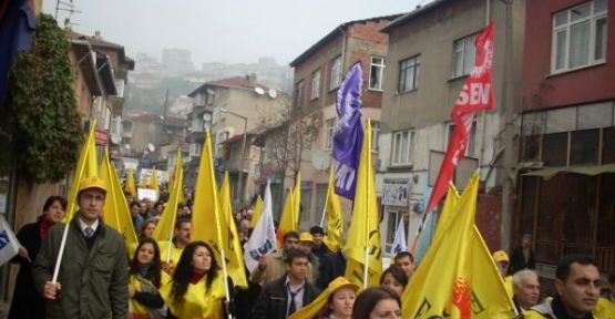 '' Eğitim-Sen''Gaziosmanpaşa Meydanı'nda toplandı.