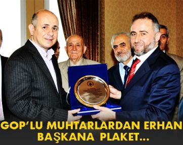  GOP’LU MUHTARLARDAN ERHAN BAŞKANA PLAKET…