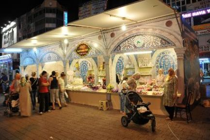 Hanımların Ramazan stantına ilgi büyük...