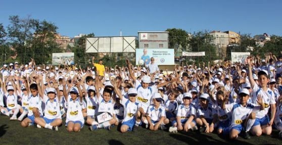 Hasbahçe Futbol Sahası, yüzlerce öğrencinin katılımıyla bir şölen alanına dönüştü