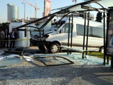 İstanbul'da Servis minibüsü otobüs durağına girdi:8 yaralı!