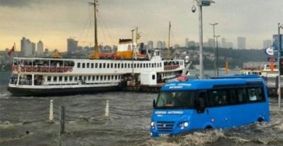 İstanbul'da şiddetli yağış sonrası kara denizle birleşti