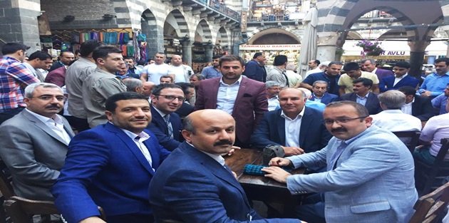 İstanbul'dan gelen Ak Partililer,Sur'da vatandaşlarla iftar yaptı