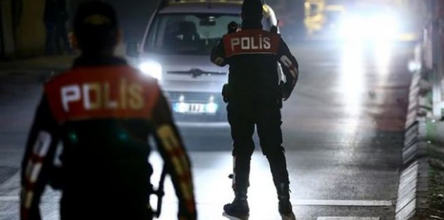 Kağıthane'de polis aracına ateş açıldı