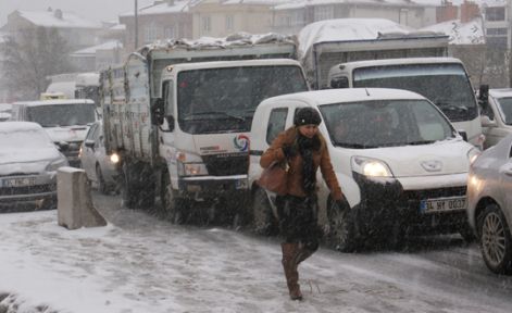 Kar E-5'i trafiğe kapadı