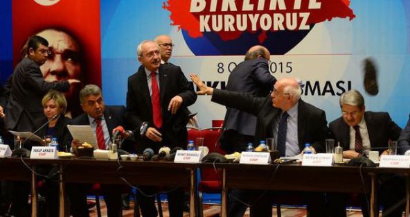 Kemal Kılıçdaroğlu'na Ayakkabı Fırlatıldı