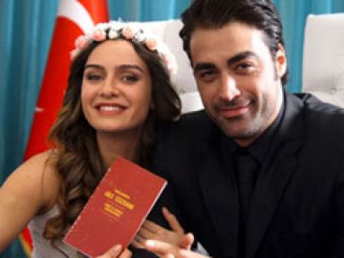 Küçük Ağa'dan aşk çıktı! Birce Akalay ile Sarp Levendoğlu 'evlendi'