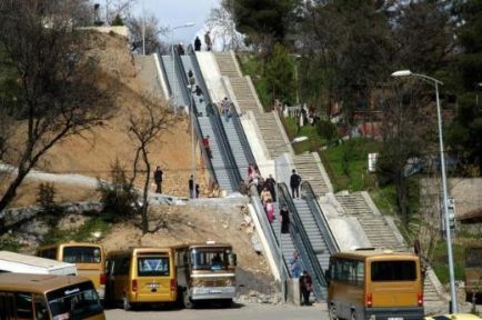 Mahallelerine yürüyen merdivenle çıkıyorlar