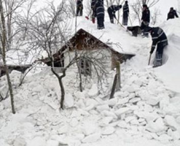 Malatya'da 5 evin üzerine çığ düştü