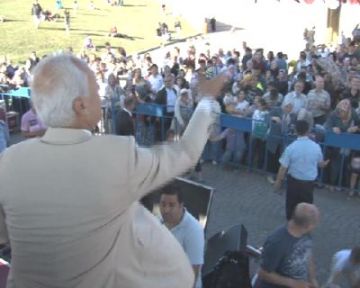 Merkezefendi Geleneksel Tıp Festivali, valinin dağıttığı mesir macunlarıyla başladı.