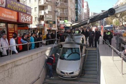 Metro girişini otopark sanınca...