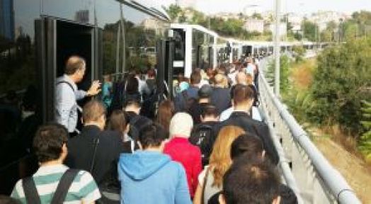 Metrobüs bozuldu, binlerce insan yollara döküldü