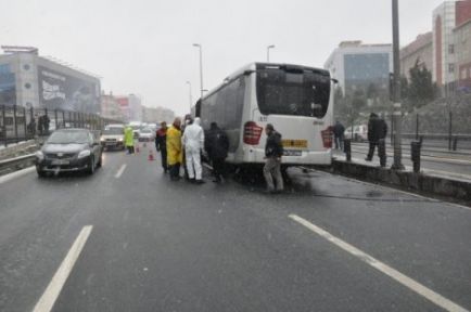 Metrobüs yoldan çıktı