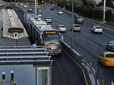 Metrobüs yolunda ölümlü kaza