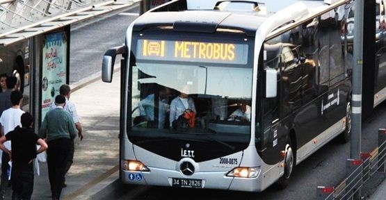 Metrobüsün altına bakın ne geliyor!