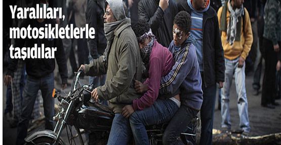 Mısır'da yaralılar, motosikletlerle taşındı