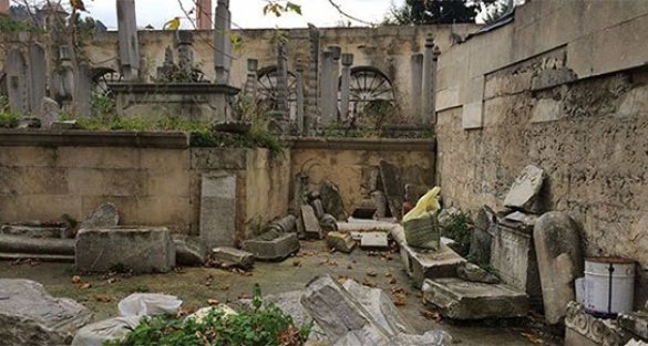 Eyüp'te Osmanlı mezar taşları üstünde kum torbaları!