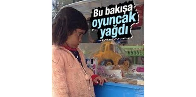 Oyuncak vitrinine bakan Merve'ye oyuncak yağdı