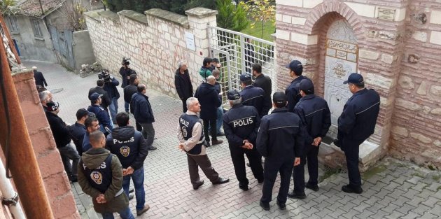 Polis, Gazeteciler ve Yazarlar Vakfı’nın Eyüp’teki binasını bastı