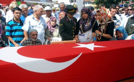 Şehidin hamile eşinin duygusal vedası