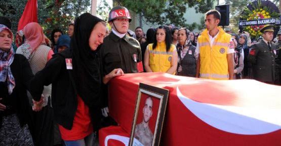 Şehidin nişanlısı tabuta kapandı