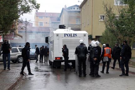 Sultangazi'de Açlık Grevi Eylemine Polis Müdahalesi