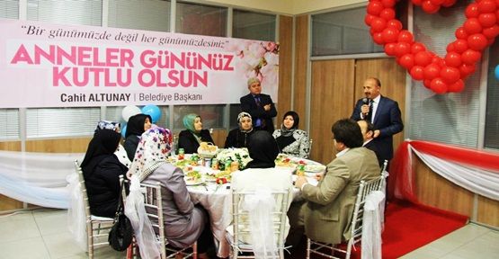 Sultangazi’de Anneler Günü Coşkusu