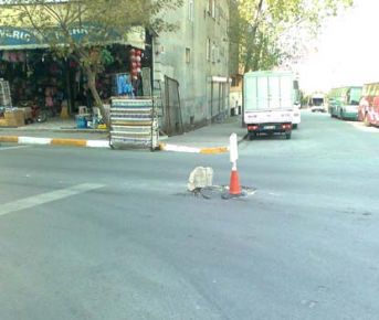 sultangazi'de çöken rögar kapağı tehlike saçıyor.