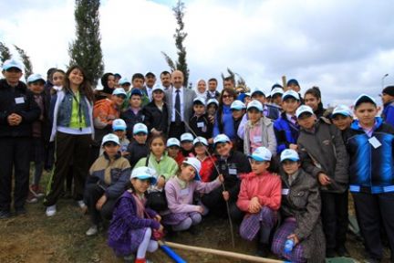 Sultangazi'de öğrenciler 500 adet Erguvan ağacı fide dikimi gerçekleştirdi.