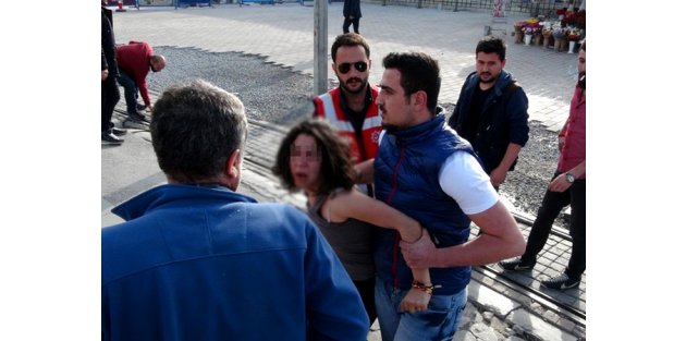Taksim'de bıçaklı kadın paniği