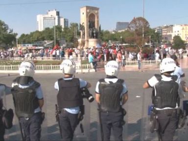 Taksim'de Eylem Yapan İki Grup Birbirine Girdi