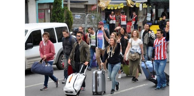 Taksim'de turistler bölgeden uzaklaştı