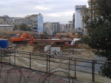 Taksim'deki üst geçit açıldı ancak...