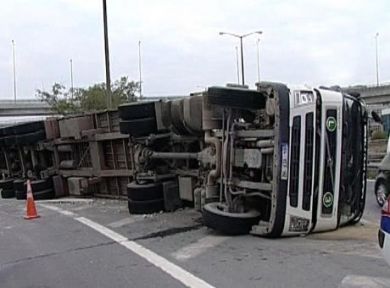 TEM'de Devrilen TIR Zincirleme Kazaya Neden Oldu!