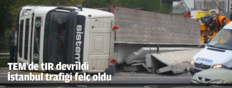 Tem'de TIR devrildi,İstanbul trafiği felç oldu