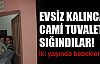 Evsiz kalan aile cami tuvaletine sığındı