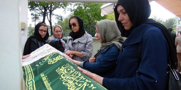 Tinercilerin yaktığı kadın hayatını kaybetti